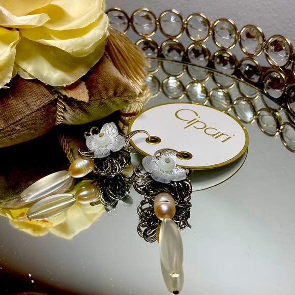 Earings - Picture 2 of 3